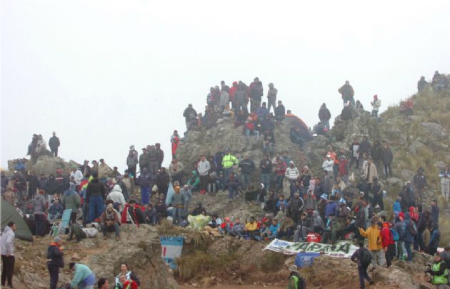 El público desafío las bajas temperaturas en el Cóndor para seguir la carrera.