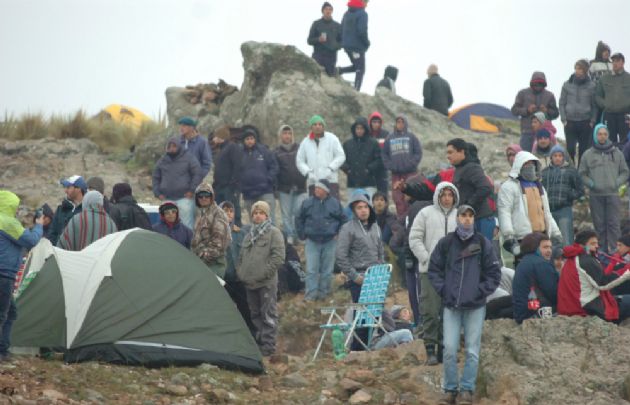 El público desafío las bajas temperaturas en el Cóndor para seguir la carrera.