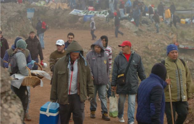 El público desafío las bajas temperaturas en el Cóndor para seguir la carrera.