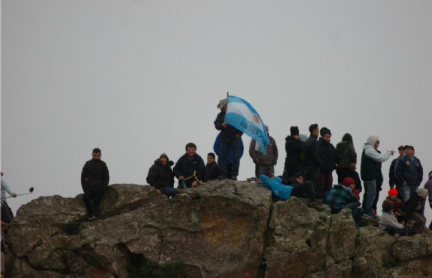 El público desafío las bajas temperaturas en el Cóndor para seguir la carrera.