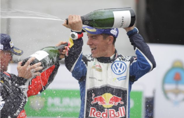 Ogier escoltó a Paddon y también festejó.
