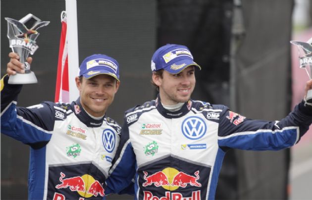 Mikkelsen y Jaeger festejan su lugar en el podio.