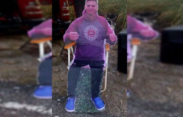 Con gran sentido del humor, un grupo de jóvenes recordó a su amigo ausente.