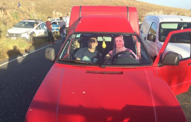 Con gran sentido del humor, un grupo de jóvenes recordó a su amigo ausente.