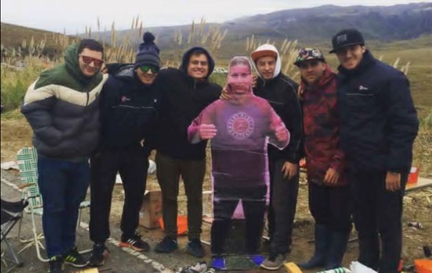 Con gran sentido del humor, un grupo de jóvenes recordó a su amigo ausente.