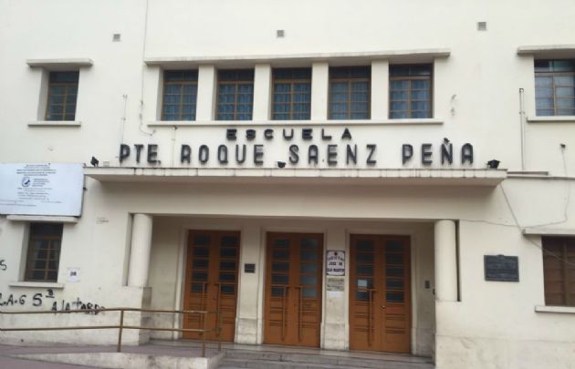 Los pasillos de la escuela Roque Sáenz Peña están vacíos esta mañana.