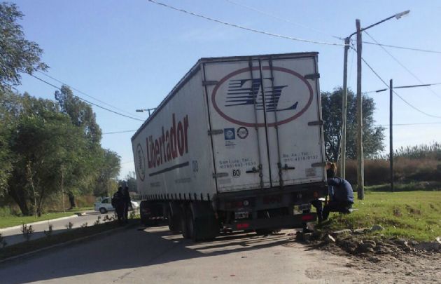 La mujer murió aplastada por un camión.