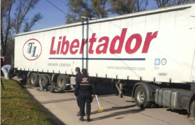 La mujer murió aplastada por un camión.