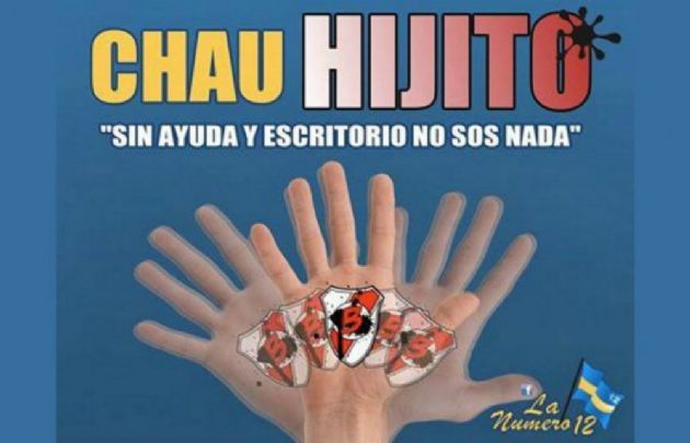 Los afiches de los hinchas de Boca.