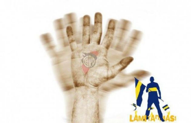 Los afiches de los hinchas de Boca.