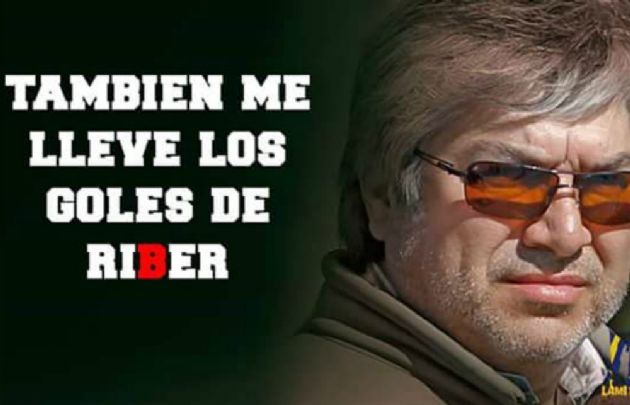 Los afiches de los hinchas de Boca.