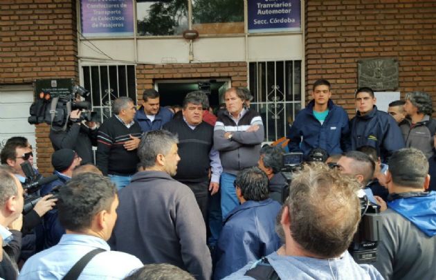 Asamblea frente a la sede de UTA en Vélez Sársfield.