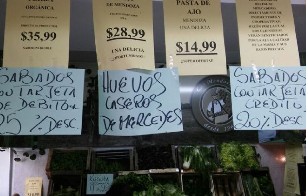 Verdulería promociona pago con tarjetas de crédito y débito.