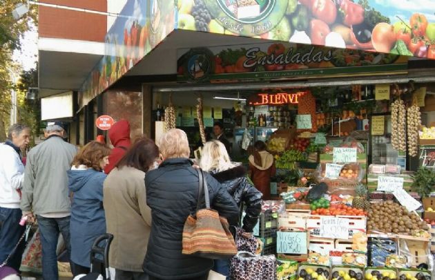 Verdulería promociona pago con tarjetas de crédito y débito.