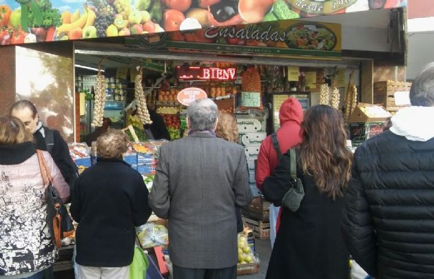 Verdulería promociona pago con tarjetas de crédito y débito.