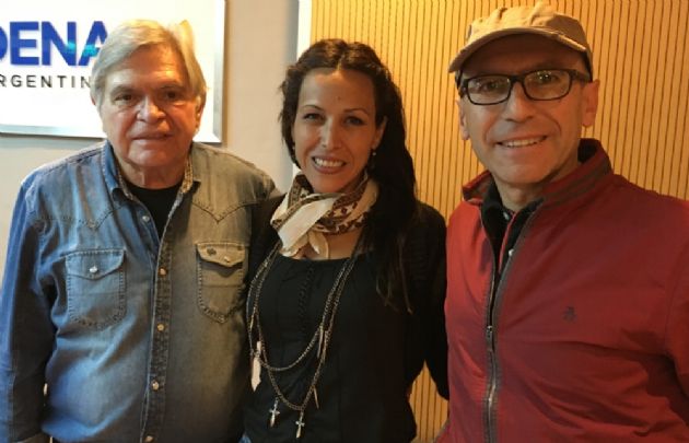 Rony Vargas y Daniel Barrionuevo acompañan a Roxana Carabajal.