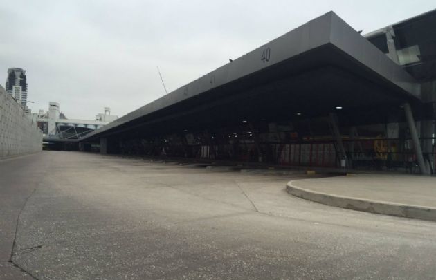 Parte de la terminal se ve desierta por el paro de interurbanos.