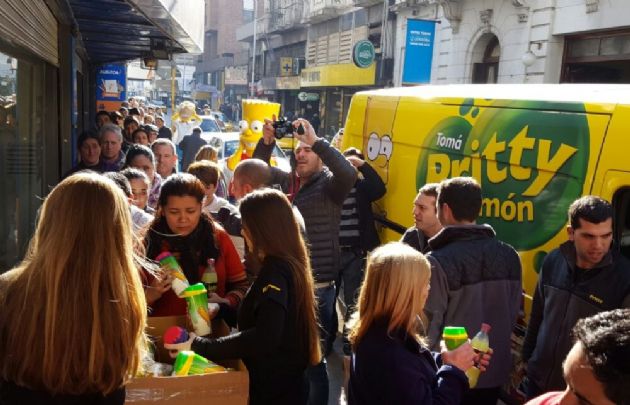 Pritty y Los Simpsons trajeron vasos y gaseosas para todos.