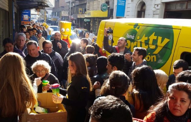 Pritty y Los Simpsons trajeron vasos y gaseosas para todos.