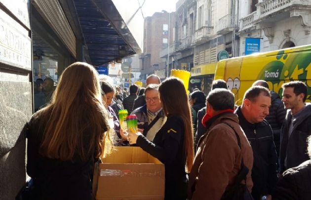 Pritty y Los Simpsons trajeron vasos y gaseosas para todos.