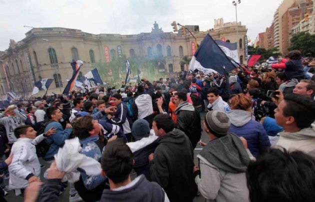 Una multitud celebró el ascenso de Talleres frente al Patio Olmos.