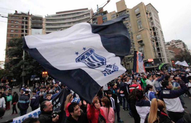 Una multitud celebró el ascenso de Talleres frente al Patio Olmos.
