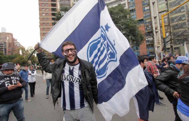 Una multitud celebró el ascenso de Talleres frente al Patio Olmos.