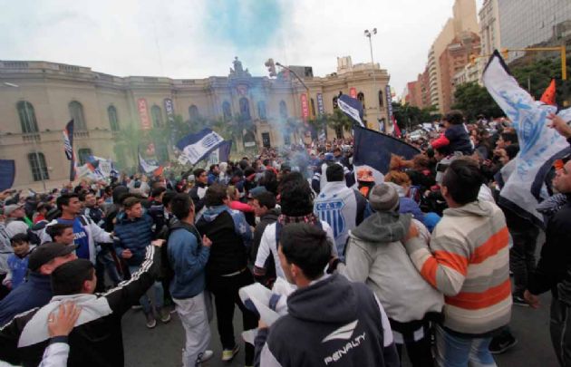 Una multitud celebró el ascenso de Talleres frente al Patio Olmos.