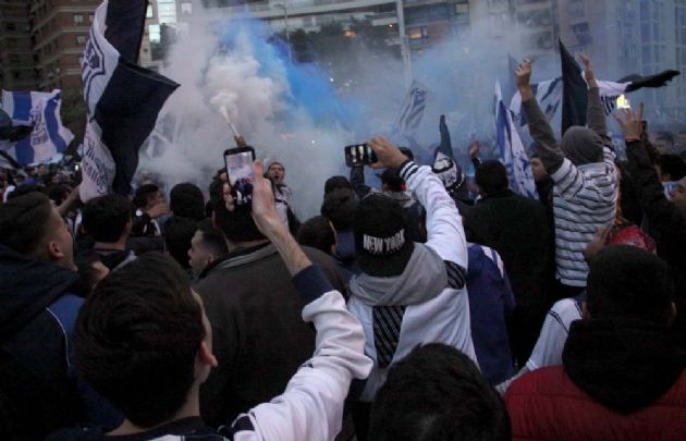 Una multitud celebró el ascenso de Talleres frente al Patio Olmos.