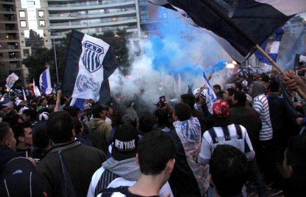 Una multitud celebró el ascenso de Talleres frente al Patio Olmos.