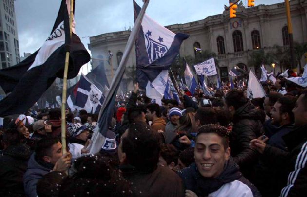 Una multitud celebró el ascenso de Talleres frente al Patio Olmos.