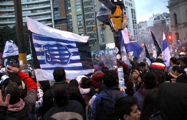 Una multitud celebró el ascenso de Talleres frente al Patio Olmos.