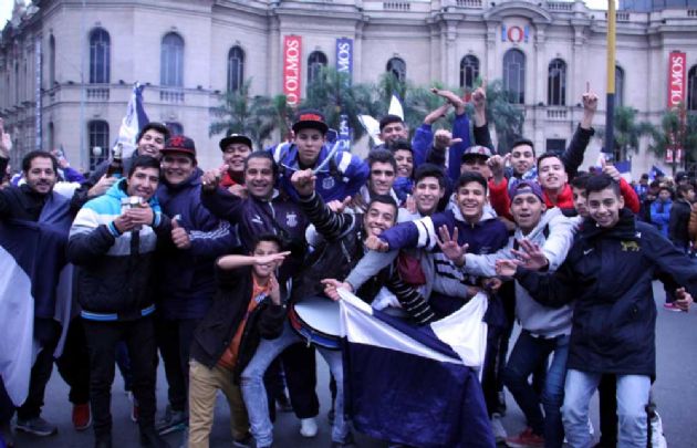 Una multitud celebró el ascenso de Talleres frente al Patio Olmos.