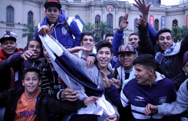 Una multitud celebró el ascenso de Talleres frente al Patio Olmos.