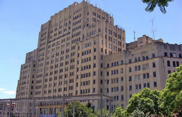 Fuentes policiales señalaron que el cuerpo apareció en el pulmón del edificio.