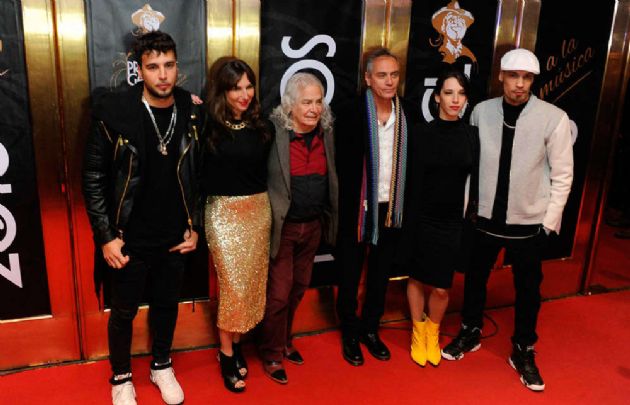 La familia y los músicos de Spinetta, en la ceremonia para recibir los galardones.
