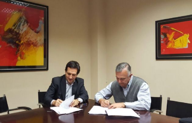 El contador Molina (der) firmó el acuerdo.