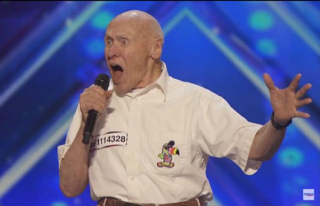 Hombre de 82 años sorprende cantando heavy metal