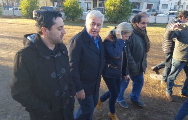 De la Sota concurrió a votar junto a su pareja, Adriana Nazario.