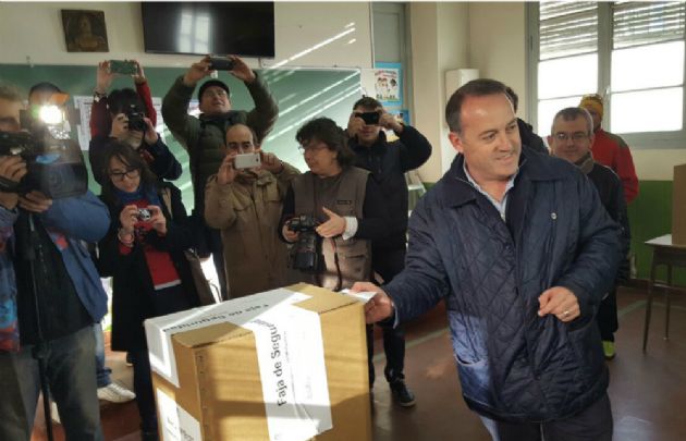 Eduardo Yuni emitió su voto en el colegio Cristo Rey.