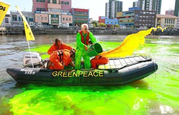 García Uriburu tiñó de verde las aguas del Riachuelo