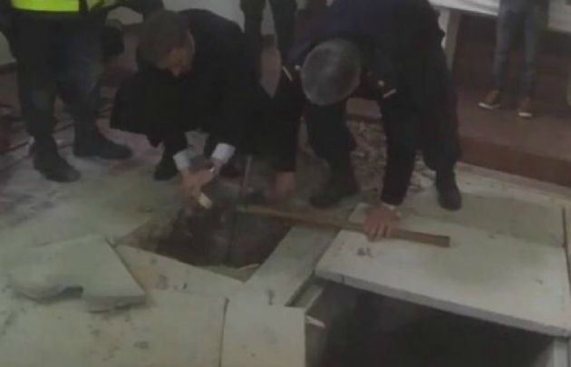 La bóveda encontrada debajo del altar de la capilla.