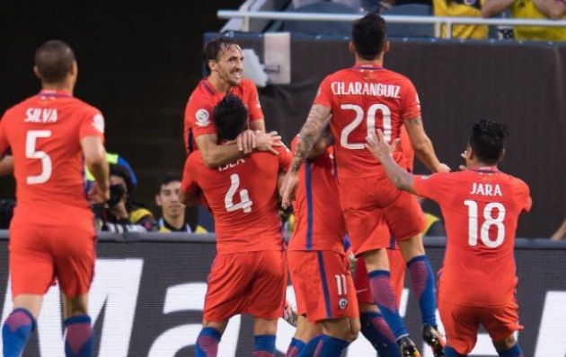 Los jugadores trasandinos celebran la victoria sobre Colombia.