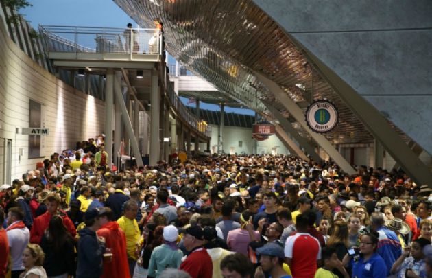 El mal tiempo demoró más de dos horas y media la reanudación de Chile-Colombia. 