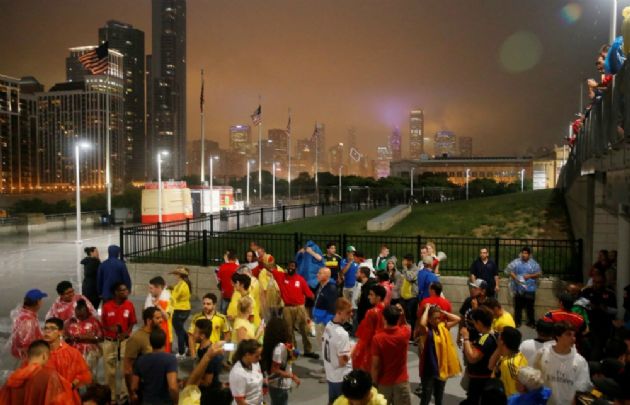 El mal tiempo demoró más de dos horas y media la reanudación de Chile-Colombia. 