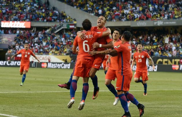 Los jugadores trasandinos celebran la victoria sobre Colombia.