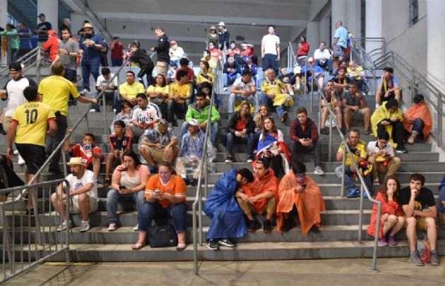 El mal tiempo demoró más de dos horas y media la reanudación de Chile-Colombia. 