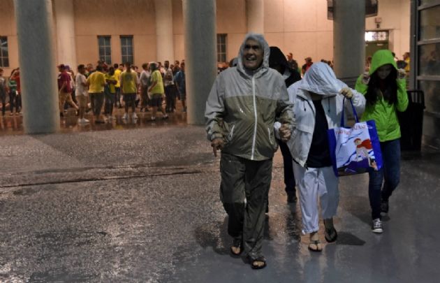El mal tiempo demoró más de dos horas y media la reanudación de Chile-Colombia. 