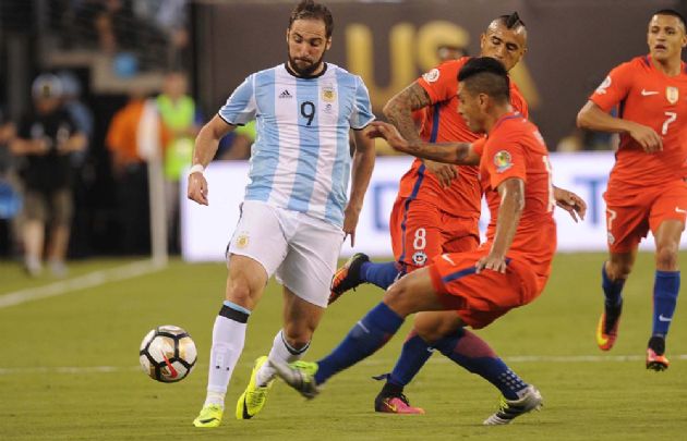 El ''Pipita'' desperdició una gran chance en la final ante Chile (Foto: Archivo)