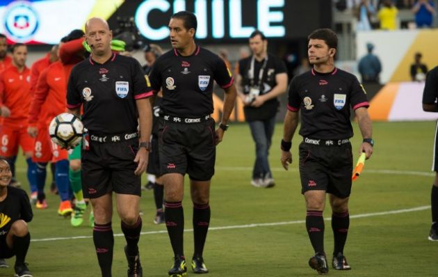 López tuvo un polémico arbitraje en el primer tiempo.